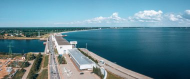 Letonya 'da Salaspils ve Riga yakınlarındaki büyük barajın havadan görüntüsü. Daugava nehri ve büyük bir su deposu. Hidroelektrik santrali.