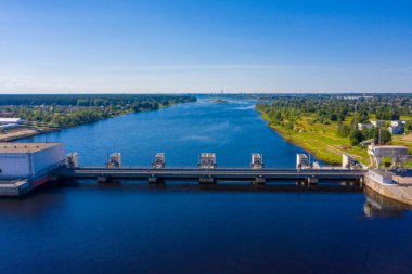 Letonya 'da Salaspils ve Riga yakınlarındaki büyük barajın havadan görüntüsü. Daugava nehri ve büyük bir su deposu. Hidroelektrik santrali.