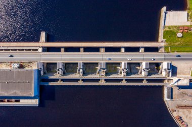 Letonya 'da Salaspils ve Riga yakınlarındaki büyük barajın havadan görüntüsü. Daugava nehri ve büyük bir su deposu. Hidroelektrik santrali.