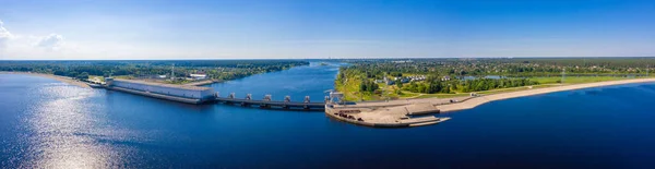 サラスピルスとリガの近くのラトビアの巨大なダムの空中ビュー 水と川の巨大な貯水池Daugava 水力発電所 — ストック写真