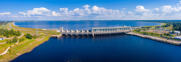 Вид с воздуха на огромную дамбу в Латвии недалеко от города Саласпилс и Риги. Огромный резервуар воды и реки Даугавы. Гидроэлектростанция.