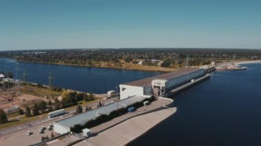Letonya 'da Salaspils ve Riga yakınlarındaki büyük barajın havadan görüntüsü. Daugava nehri ve su deposu..