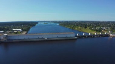 Letonya 'da Salaspils ve Riga yakınlarındaki büyük barajın havadan görüntüsü. Daugava nehri ve su deposu..