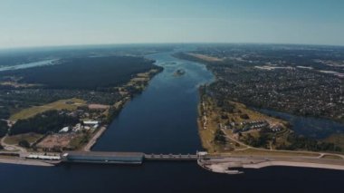Letonya 'da Salaspils ve Riga yakınlarındaki büyük barajın havadan görüntüsü. Daugava nehri ve su deposu..