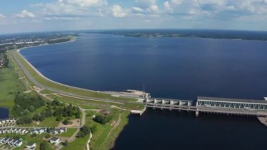 Letonya 'da Salaspils ve Riga yakınlarındaki büyük barajın havadan görüntüsü. Daugava nehri ve su deposu..