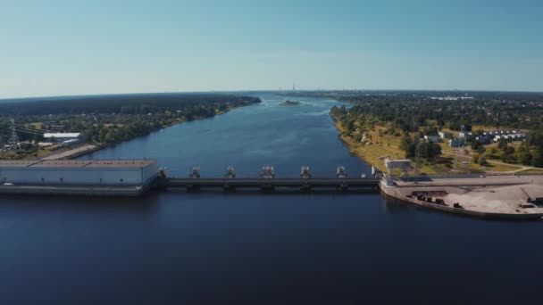 サラスピルスとリガの近くのラトビアの巨大なダムの空中ビュー 水と川の巨大な貯水池 Daugava — ストック動画