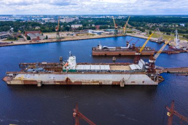 Riga, Letonya. 20 Temmuz 2020. Kuru rıhtımlarda tamir edilen askeri geminin havadan görüntüsü. Geminin güzel endüstriyel manzarası.