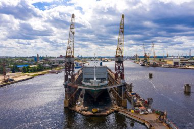 Riga, Letonya. 20 Temmuz 2020. Kuru rıhtımlarda tamir edilen askeri geminin havadan görüntüsü. Geminin güzel endüstriyel manzarası.