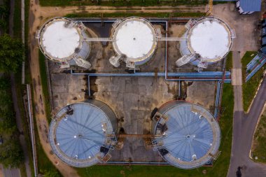 Endüstri petrol varillerinin veya kimyasal varillerin hava görüntüsü birikti. Kimyasal variller dolusu hidrokarbon. Siyah ve mavi tank yağı atığı..