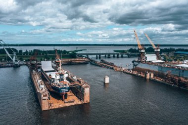 Riga, Letonya. 20 Temmuz 2020. Kuru rıhtımlarda tamir edilen askeri geminin havadan görüntüsü. Geminin güzel endüstriyel manzarası.