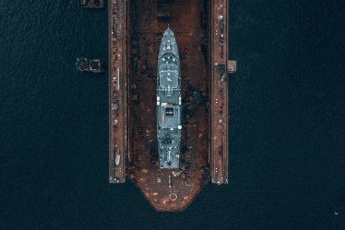 Riga, Letonya. 20 Temmuz 2020. Kuru rıhtımlarda tamir edilen askeri geminin havadan görüntüsü. Geminin güzel endüstriyel manzarası.