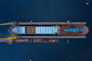 Riga, Letonya. 20 Temmuz 2020. Kuru rıhtımlarda tamir edilen askeri geminin havadan görüntüsü. Geminin güzel endüstriyel manzarası.