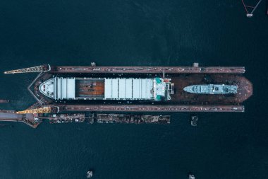 Riga, Letonya. 20 Temmuz 2020. Kuru rıhtımlarda tamir edilen askeri geminin havadan görüntüsü. Geminin güzel endüstriyel manzarası.