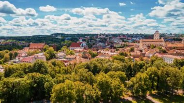 Gediminas Tepesi 'nden alınmış mavi gökyüzünde büyük bulutlar olan Vilnius' un güzel bir zaman çizelgesi. Hava Vilnius görünümü.