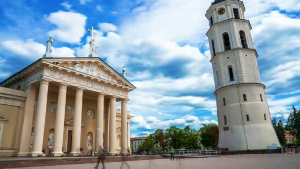 リトアニアのヴィリニュス 2020年6月10日 鐘楼のタイムラプスビューと聖スタニスラウス大聖堂のファサードと聖ヴラディスラフ大聖堂広場 青空の下で夏の有名なランドマーク — ストック動画