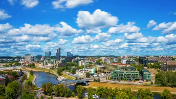美丽的夏季全景掠过维尔纽斯古城 蓝天上乌云密布 取材于格季米纳斯山丘 Aerial Vilnius View — 图库视频影像