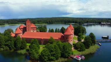 Trakai kalesi: Galve Gölü 'nde bulunan ortaçağ Gotik Adası kalesi. Litvanya 'nın en güzel simgesinin düzlüğü. Trakai Adası Şatosu - Litvanya 'nın en popüler turizm merkezlerinden biri. 