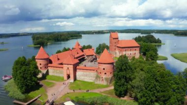 Trakai kalesi: Galve Gölü 'nde bulunan ortaçağ Gotik Adası kalesi. Litvanya 'nın en güzel simgesinin düzlüğü. Trakai Adası Şatosu - Litvanya 'nın en popüler turizm merkezlerinden biri. 