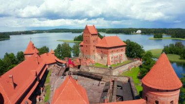 Trakai kalesi: Galve Gölü 'nde bulunan ortaçağ Gotik Adası kalesi. Litvanya 'nın en güzel simgesinin düzlüğü. Trakai Adası Şatosu - Litvanya 'nın en popüler turizm merkezlerinden biri. 