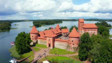 Trakai kalesi: Galve Gölü 'nde bulunan ortaçağ Gotik Adası kalesi. Litvanya 'nın en güzel simgesinin düzlüğü. Trakai Adası Şatosu - Litvanya 'nın en popüler turizm merkezlerinden biri. 