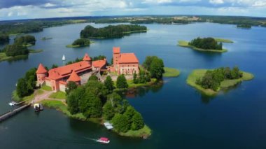 Trakai kalesi: Galve Gölü 'nde bulunan ortaçağ Gotik Adası kalesi. Litvanya 'nın en güzel simgesinin düzlüğü. Trakai Adası Şatosu - Litvanya 'nın en popüler turizm merkezlerinden biri. 