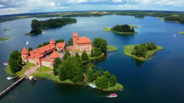 Trakai kalesi: Galve Gölü 'nde bulunan ortaçağ Gotik Adası kalesi. Litvanya 'nın en güzel simgesinin düzlüğü. Trakai Adası Şatosu - Litvanya 'nın en popüler turizm merkezlerinden biri.  