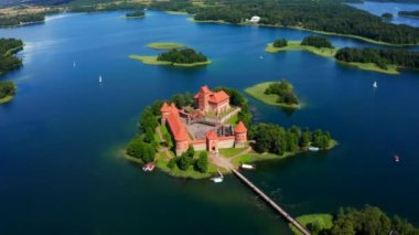 Trakai kalesi: Galve Gölü 'nde bulunan ortaçağ Gotik Adası kalesi. Litvanya 'nın en güzel simgesinin düzlüğü. Trakai Adası Şatosu - Litvanya 'nın en popüler turizm merkezlerinden biri. 