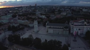 Litvanya 'nın başkenti Vilnius' taki Eski Şehir 'in havadan görünüşü. Gediminas Bulvarı, kasabanın ve çan kulesinin ana temsilci caddesi. Gün batımında çekilen güzel panoramik video.