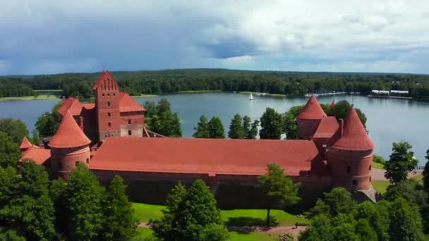 特拉凯城堡 中世纪哥特式城堡 位于加尔夫湖 平躺在立陶宛最美丽的地标上 特拉开岛城堡 立陶宛最受欢迎的旅游胜地之一 — 图库视频影像