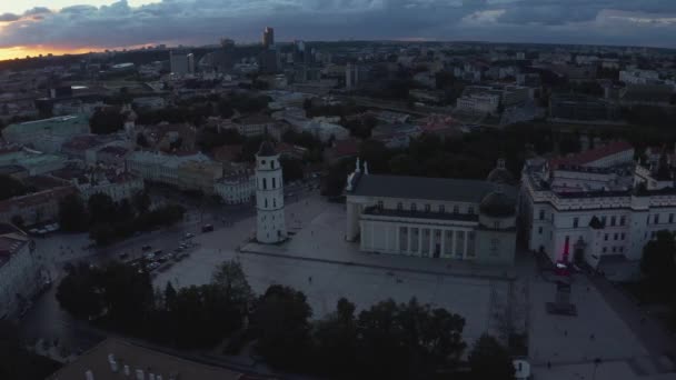 リトアニアの首都ヴィリニュスの旧市街の空中ビュー ゲディミナス通り 町や鐘楼の主要な代表的な通り 日没時に撮られた美しいパノラマビデオ — ストック動画