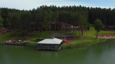 Etkileyici bir göl evi. Sahilde kocaman bir ev. Suya yansıyor. Kır tarafı, orman ve çiftlik alanı, evle göl. Göl kıyısındaki geleneksel bina.