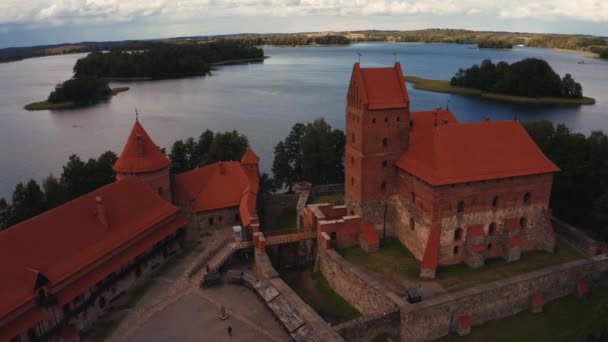 Trakai Kasteel Middeleeuws Gotisch Eiland Kasteel Gelegen Galve Meer Vlak — Stockvideo