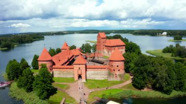 Trakai kalesi: Galve Gölü 'nde bulunan ortaçağ Gotik Adası kalesi. Litvanya 'nın en güzel simgesinin düzlüğü. Trakai Adası Şatosu - Litvanya 'nın en popüler turizm merkezlerinden biri.