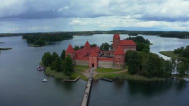 Trakai kalesi: Galve Gölü 'nde bulunan ortaçağ Gotik Adası kalesi. Litvanya 'nın en güzel simgesinin düzlüğü. Trakai Adası Şatosu - Litvanya 'nın en popüler turizm merkezlerinden biri.