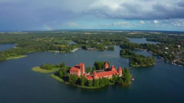 Trakai kalesi: Galve Gölü 'nde bulunan ortaçağ Gotik Adası kalesi. Litvanya 'nın en güzel simgesinin düzlüğü. Trakai Adası Şatosu - Litvanya 'nın en popüler turizm merkezlerinden biri.