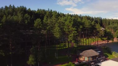 Etkileyici bir göl evi. Sahilde kocaman bir ev. Suya yansıyor. Kır tarafı, orman ve çiftlik alanı, evle göl. Göl kıyısındaki geleneksel bina.