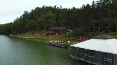 Etkileyici bir göl evi. Sahilde kocaman bir ev. Suya yansıyor. Kır tarafı, orman ve çiftlik alanı, evle göl. Göl kıyısındaki geleneksel bina.