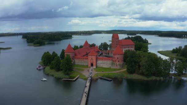 Castillo Trakai Castillo Medieval Isla Gótica Situado Lago Galve Puesta — Vídeo de stock