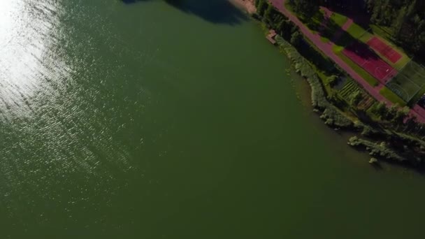 Působivý Dům Jezera Obrovský Dům Břehu Odráží Vody Venkovské Lesní — Stock video