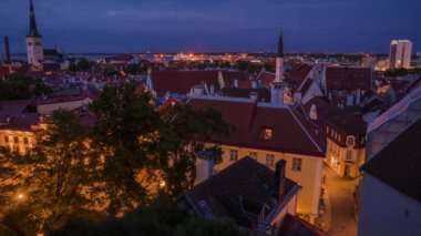 Geceleyin eski Tallinn kasabasının zamansız görüntüsü. Estonya 'daki güzel alacakaranlık ışığı.