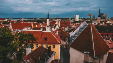 Geceleyin eski Tallinn kasabasının zamansız görüntüsü. Estonya 'daki güzel alacakaranlık ışığı.