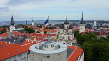 Eski Tallinn şehrinin üzerinde esen Estonya bayrağı.
