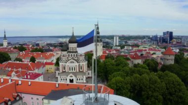 Eski Tallinn şehrinin üzerinde esen Estonya bayrağı.