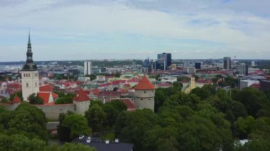 Tallinn, Estonya 'nın tarihi silueti alacakaranlıkta. Tallinn 'de güzel bir gece.