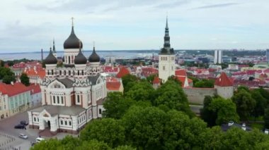 Tallinn, Estonya 'nın tarihi silueti alacakaranlıkta. Tallinn 'de güzel bir gece.