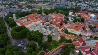Binaları, güzel gökyüzü ve bir kulesi olan Tallinn eski kasaba havacılığı.