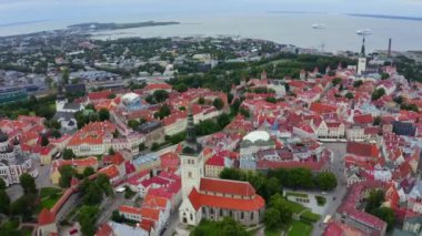 Binaları, güzel gökyüzü ve bir kulesi olan Tallinn eski kasaba havacılığı.