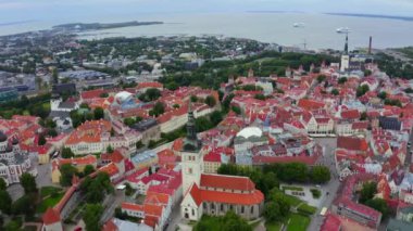 Binaları, güzel gökyüzü ve bir kulesi olan Tallinn eski kasaba havacılığı.