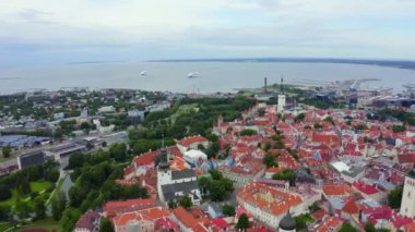 Binaları, güzel gökyüzü ve bir kulesi olan Tallinn eski kasaba havacılığı.
