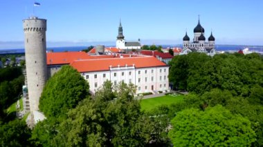 Binaları, güzel gökyüzü ve bir kulesi olan Tallinn eski kasaba havacılığı.